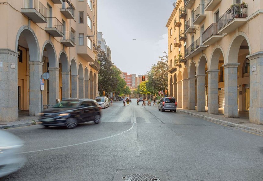 Vista del entorno urbano y comercial del Eixample de Girona